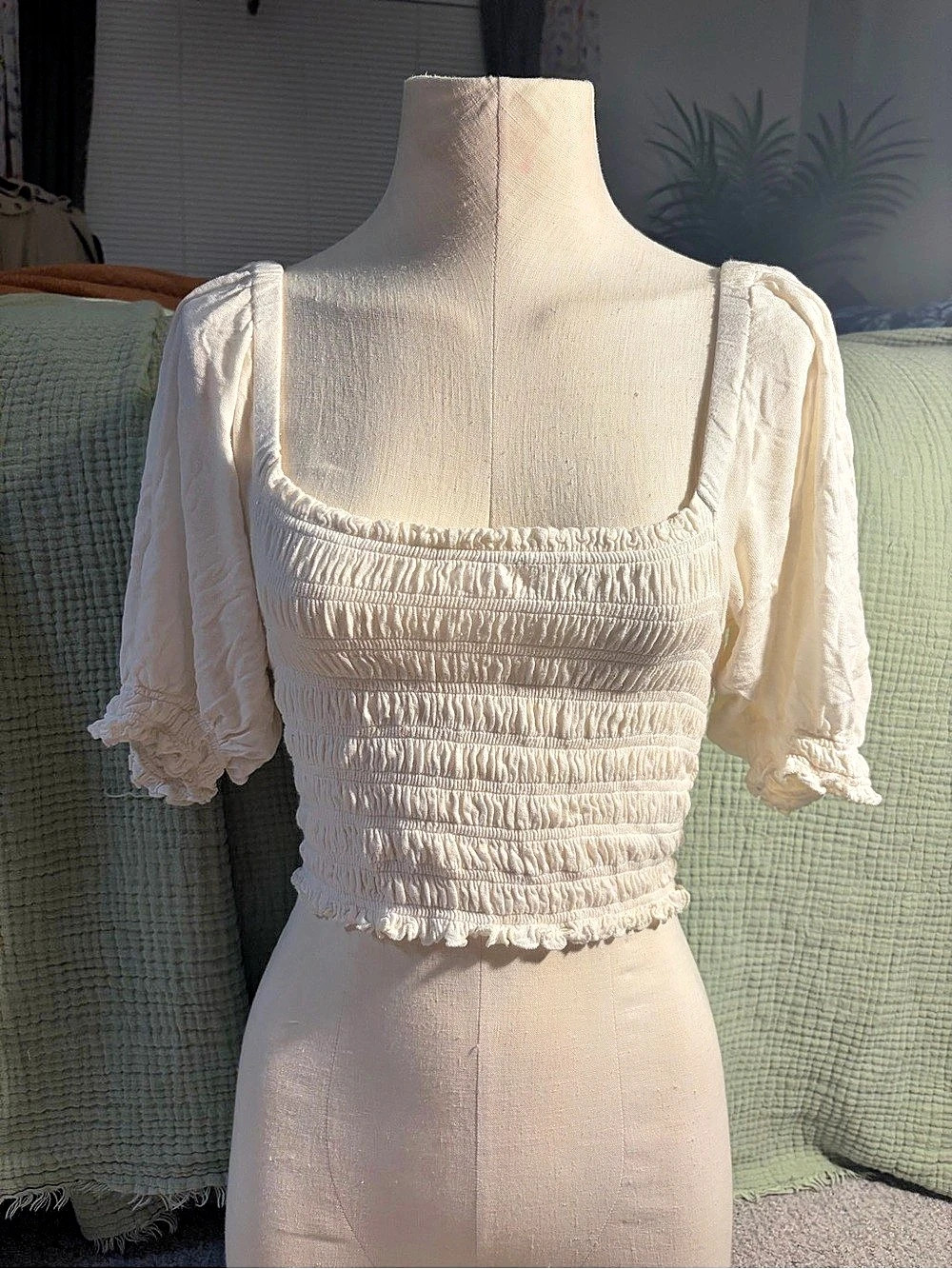 Urban Outfitter Smocked Puff Sleeve Crop Top in White Size M